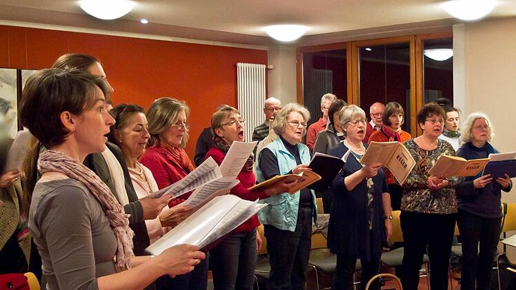 Die Kantorei St. Moriz bei der Probenarbeit. Fotos: Jochen Berger