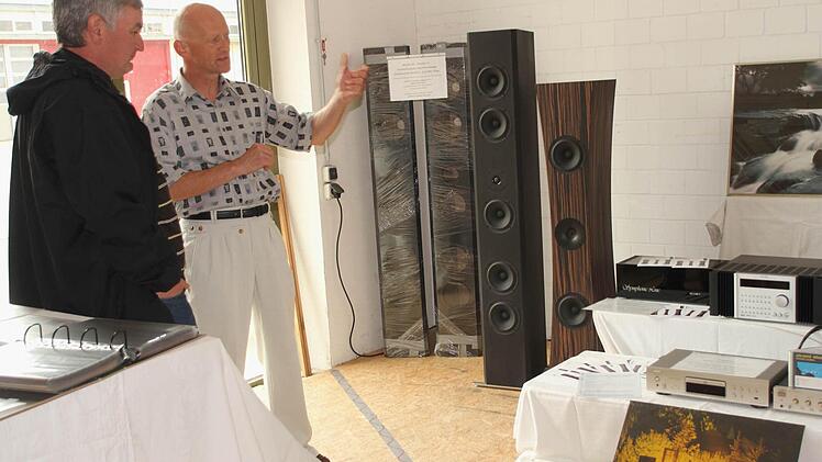 Eine Schreinerei präsentierte sogar neben ihrem großen Angebot an Türen und Fenstern individuell zum Möbel passende Klangboxen.