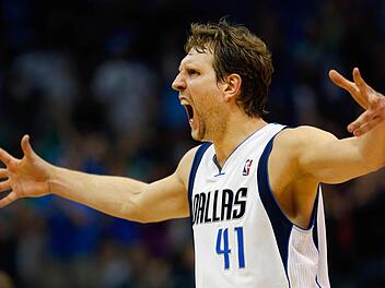 In Bamberg, Bayreuth und Würzburg wird die Kinodoku "Der perfekte Wurf" über Dirk Nowitzki schon vor dem offiziellen Start zu sehen sein.  Foto: Tom Pennington, AFP