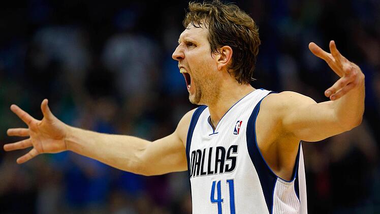 In Bamberg, Bayreuth und Würzburg wird die Kinodoku "Der perfekte Wurf" über Dirk Nowitzki schon vor dem offiziellen Start zu sehen sein.  Foto: Tom Pennington, AFP