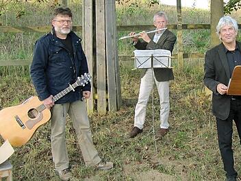 Gemeinsam mit Pfarrer Matthias Hagen von der evangelischen Kirchengemeinde Bad Staffelstein, BN-Kreisvorsitzendem Anton Reinhardt und Klaus Stürmer von der Bürgerinitiative "Verantwortungsvolle Bürger im Banzgau" (von rechts nach links) beteten und sangen etliche Bürger an der Franziskusmarter für den Erhalt der Schöpfung. Foto: Anton Reinhardt