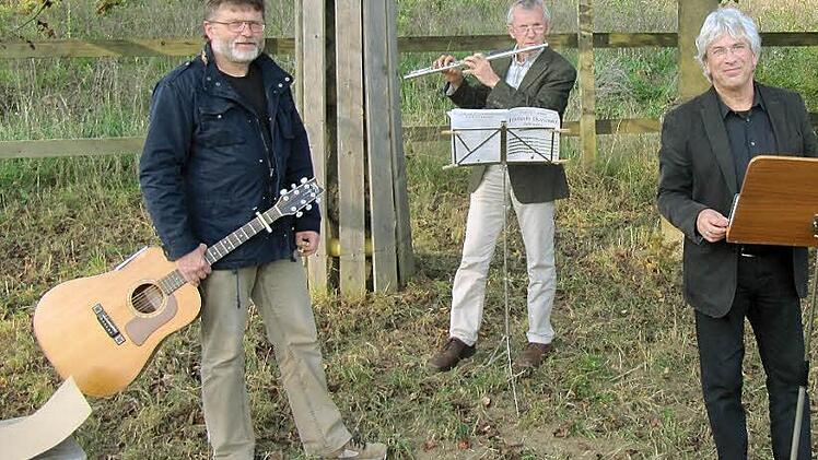 Gemeinsam mit Pfarrer Matthias Hagen von der evangelischen Kirchengemeinde Bad Staffelstein, BN-Kreisvorsitzendem Anton Reinhardt und Klaus Stürmer von der Bürgerinitiative "Verantwortungsvolle Bürger im Banzgau" (von rechts nach links) beteten und sangen etliche Bürger an der Franziskusmarter für den Erhalt der Schöpfung. Foto: Anton Reinhardt