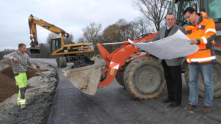 Baustellenbesprechung mit Oberbauleiter Stefan Köhler (rechts) von der Firma Stratebau ... Foto: Stephan Tiroch