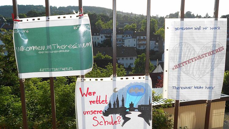 Überall auf dem Schulgelände des Theresianums in Bamberg hängen Plakate und Hilferufe wie diese. Foto: Kerstin Puttke