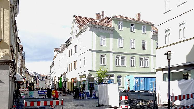 Heute gehört auch dieser Teil des Steinwegs den Fußgängern - oder den Bauarbeitern, wie auf diesem Bild.Foto: Jochen Berger
