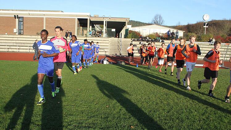 9 Junge unbegleitete Flüchtlinge aus Afrika treffen auf dem Fußballplatz der Carl-von-Linde-Realschule die Top-Mannschaft des Markgraf-Georg-Friedrich-Gymnasiums zum Solidaritätsfußballspiel