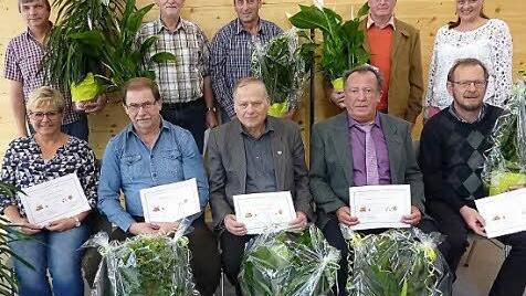 In der dritten Gruppe konnte Kreisvorsitzender Fritz Pohl 13 Hobbygärtner aus dem Landkreis Kronach für ihr ökologisches Engagement im Garten ehren. Mit im Bild Kreisvorstandsmitglied Melanie Hohner (stehend, rechts).  Fotos: Gerd Fleischmann