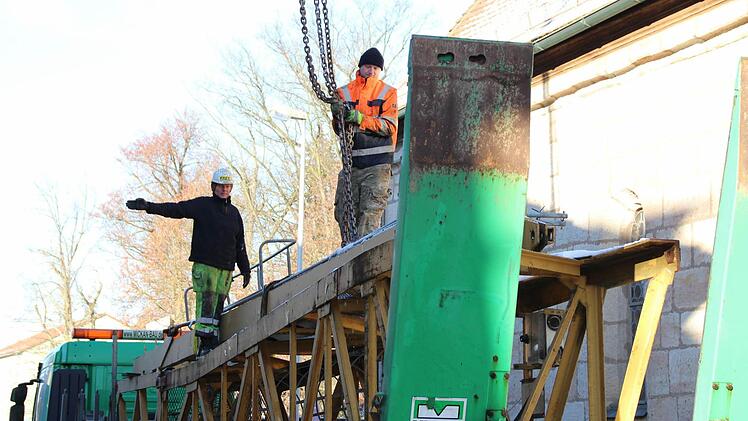 Von der Spitalstraße aus wurden die Einzelteile des Baukrans über die Spitalkirche an die Baustelle gehoben. Foto: Andreas Dorsch