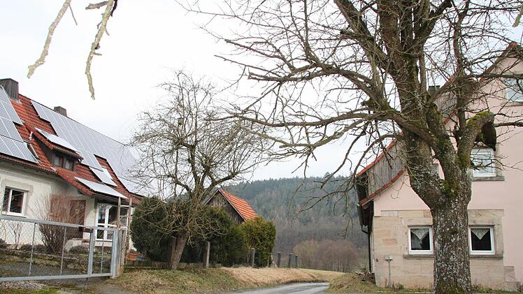 Eng, verwinkelt, nicht asphaltiert: Am oberen Anger müsste sich der Baustellenverkehr zum geplanten Neubaugebiet (hinten, links) durchzwängen. Foto: Stephan Tiroch