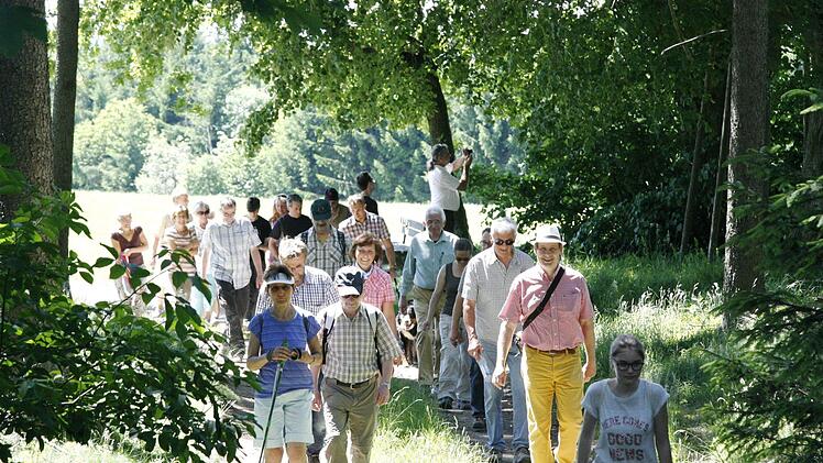 Über fast sieben Kilometer führt der Heiß-Schnabrich-Gedenkweg durch Wiesen und Wälder von Stadtsteinach hoch nach Triebenreuth. Foto: Klaus Klaschka