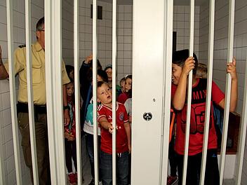 Helmut Bednarzik (l.) zeigte den Kindern eine Arrestzelle. Foto: Richard Sänger