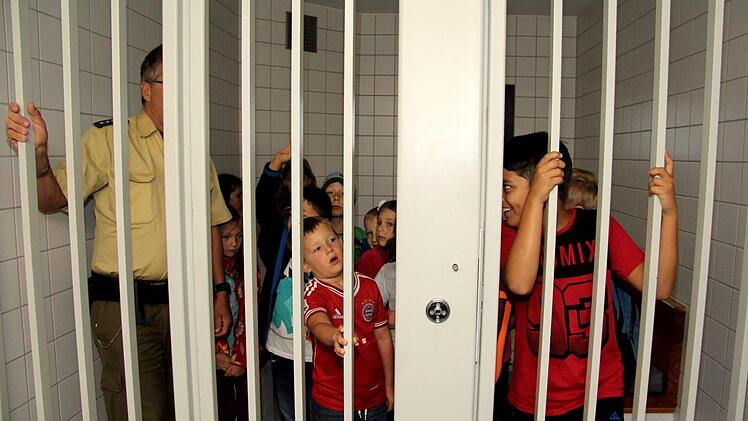 Helmut Bednarzik (l.) zeigte den Kindern eine Arrestzelle. Foto: Richard Sänger