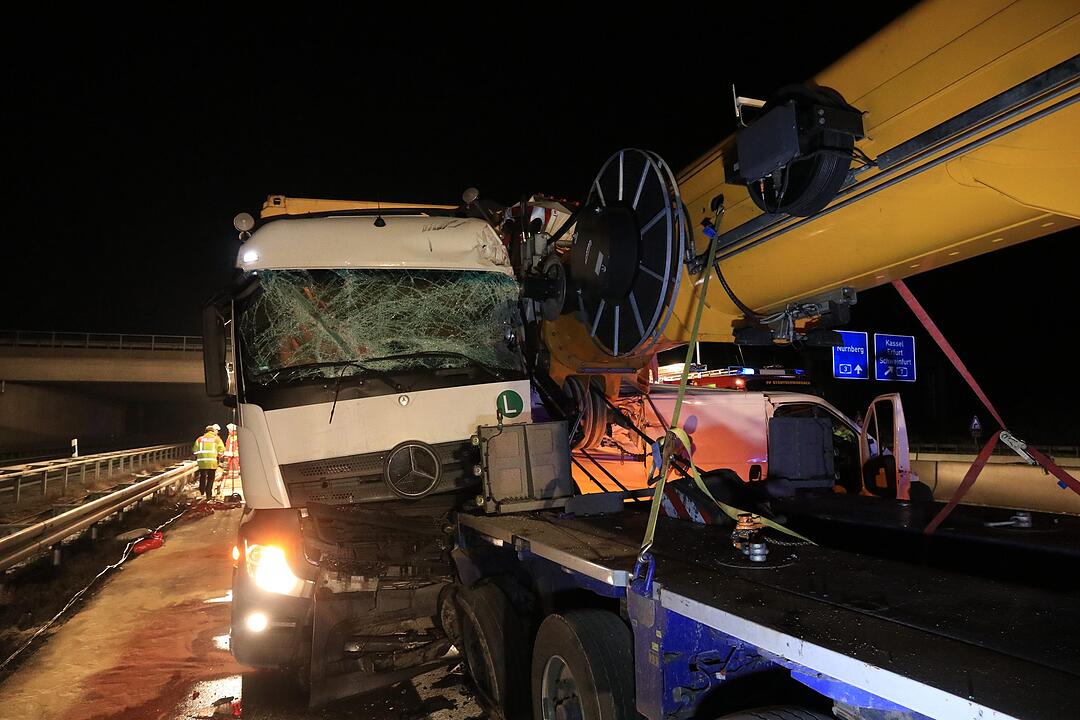 Zwei tödliche Unfälle auf der A3 in kurzer Zeit: Zwei Lkw rasen jeweils in Stauende