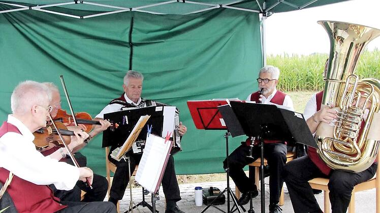 Auch die Seebesgründer Dorfmusikanten waren vertreten. Fotos: Richard Sänger