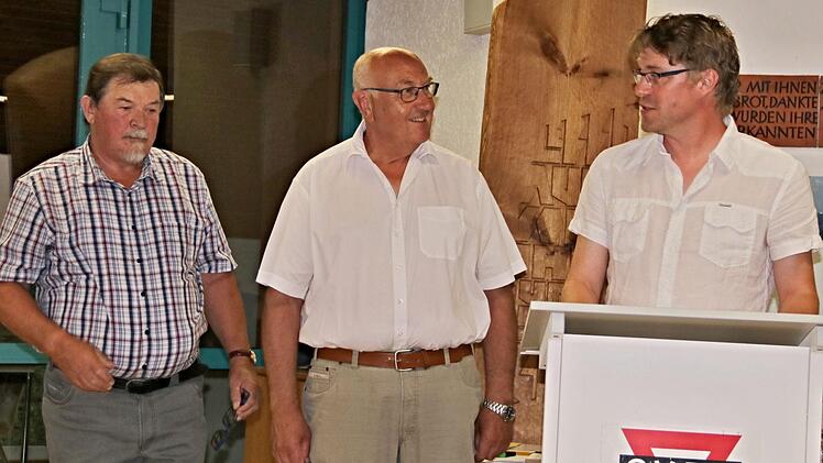 Das Ehrungs-Trio (von rechts): Vorsitzender Michael Schmitz, Günter Kraus und Hans Grell. Foto: Helmut Will
