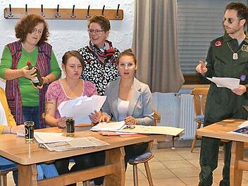 Seit August laufen die Proben für das Stück "Ein Butler auf dem Bauernhof", das in der umgebauten Kulturhalle in Witzmannsberg aufgeführt wird. Bei dieser Szene sind fast alle Darsteller zusammen.  Foto: Gabi Bertram