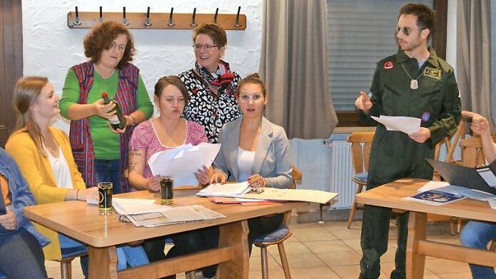 Seit August laufen die Proben für das Stück "Ein Butler auf dem Bauernhof", das in der umgebauten Kulturhalle in Witzmannsberg aufgeführt wird. Bei dieser Szene sind fast alle Darsteller zusammen.  Foto: Gabi Bertram