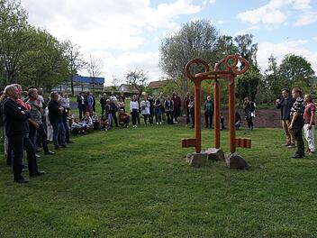 Ein Symposium fand an der Berufsfachschule für Holzbildhauer in Bischofsheim mit acht externen Kunstschaffenden statt. Die entstandenen Kunstwerke können im Freigelände der Schule besichtigt werden.