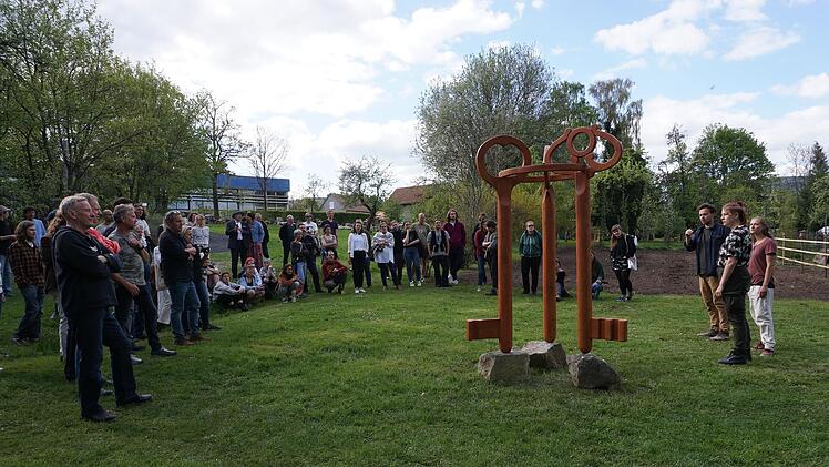 Ein Symposium fand an der Berufsfachschule für Holzbildhauer in Bischofsheim mit acht externen Kunstschaffenden statt. Die entstandenen Kunstwerke können im Freigelände der Schule besichtigt werden.