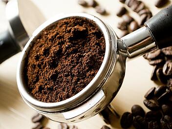 Kaffeepulver und Kaffeesatz sind wahre Alleskönner im Haushalt!