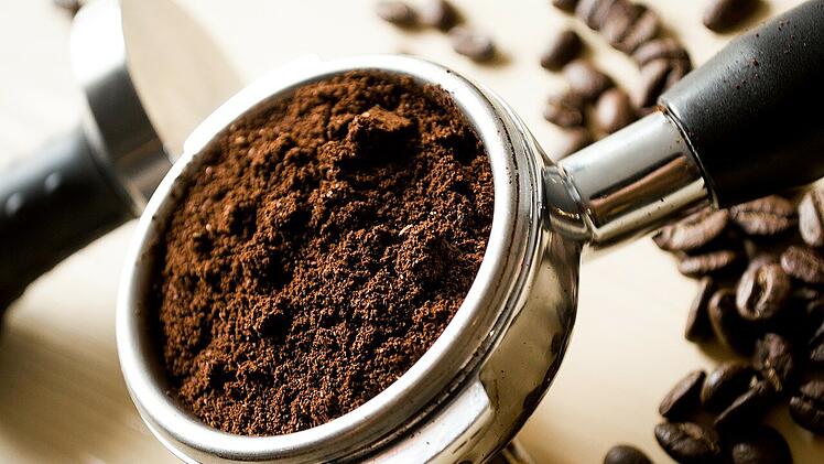 Kaffeepulver und Kaffeesatz sind wahre Alleskönner im Haushalt!