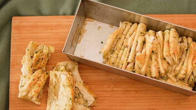 Zupfbrot mit Kräutern: perfekt als Grillbeilage!