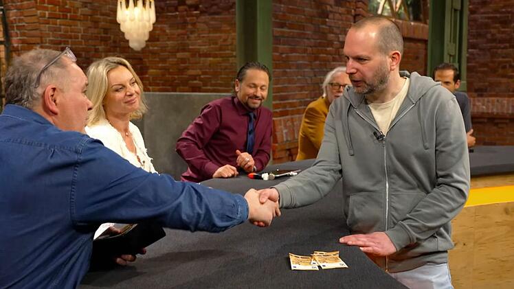 Der Deal steht: Für 150 Euro ging das Messing-Horn von Verkäufer Dennis an Waldi.