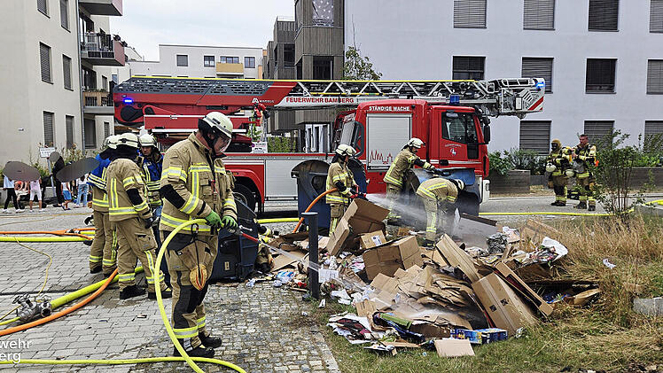 Massive Rauch-Entwicklung auf Lagarde-Gelände - Gaffer stören Feuerwehr