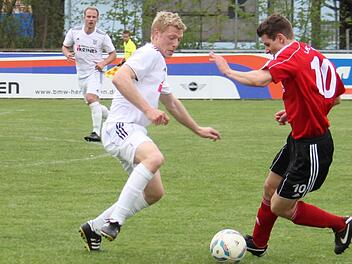 Stefan Nöthling (vorne links), der den verletzten  Daniel Rinbergas  als Spielführer des FC Sand vertritt, hat sich mit seinem Team in Großbardorf einiges vorgenommen. Die Sander wollen an die Erfolge der  vergangenen Wochen anknüpfen.