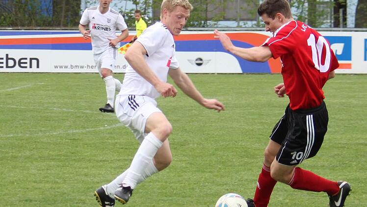 Stefan Nöthling (vorne links), der den verletzten  Daniel Rinbergas  als Spielführer des FC Sand vertritt, hat sich mit seinem Team in Großbardorf einiges vorgenommen. Die Sander wollen an die Erfolge der  vergangenen Wochen anknüpfen.