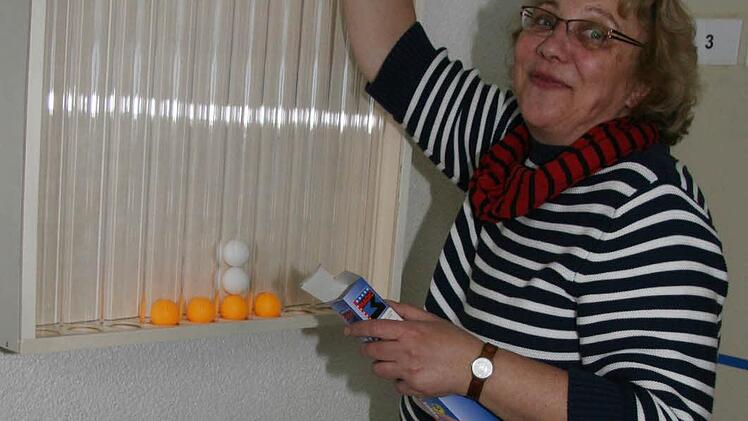 Die Fachberaterin für Umwelterziehung im Landkreis Kulmbach, Nelli Döppmann, verteilt die Punkte an die Klassen: Jeder Ball ist ein Punkt - und bedeutet fünf Euro für die Klassenkasse. Der raffinierte Punktesystem-Schaukasten wurde von Lehrerin Lydia Fürstenau konstruiert und hat sogar ein unsichtbares Ballfach.