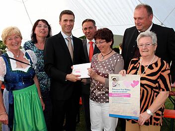 Übergabe der Karten des Frauenbundes an Stefan Müller: Maria Goß, Ute Salzner,Stefan Müller, Alexander Tritthart, Maria Zahnleiter, Walter Nussel, Maria Schockel. Fotos: Johanna Blum