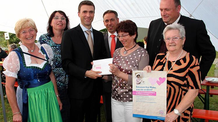 Übergabe der Karten des Frauenbundes an Stefan Müller: Maria Goß, Ute Salzner,Stefan Müller, Alexander Tritthart, Maria Zahnleiter, Walter Nussel, Maria Schockel. Fotos: Johanna Blum
