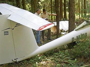 In einem Fichtenwald bei Neufang liegt die Absturzstelle. Das Ultraleicht-Flugzeug war dort abgestürzt. Der Pilot hatte zuvor noch eine Notlandung versucht. Fotos: Katrin Geyer