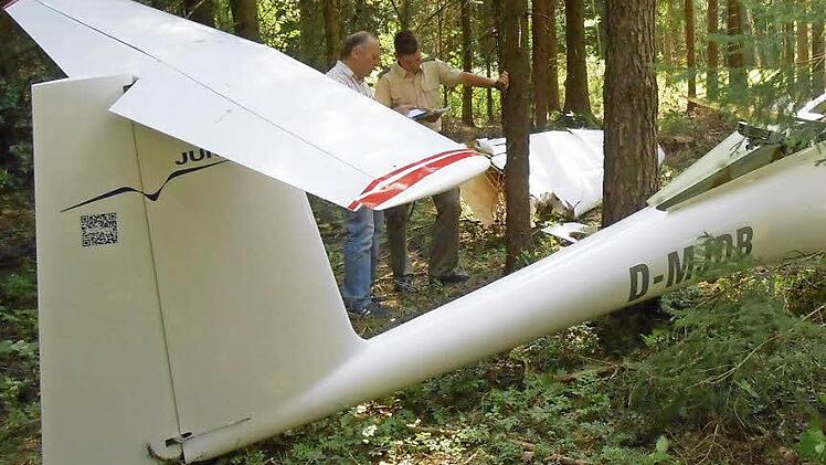 In einem Fichtenwald bei Neufang liegt die Absturzstelle. Das Ultraleicht-Flugzeug war dort abgestürzt. Der Pilot hatte zuvor noch eine Notlandung versucht. Fotos: Katrin Geyer