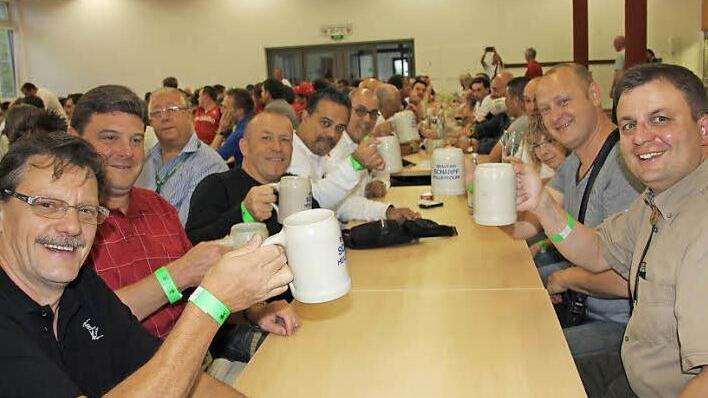 Verbrüderung schon am ersten Abend: Sportschützen aus Baden-Württemberg stoßen mit der Delegation aus Mexiko (im Hintergrund) an.