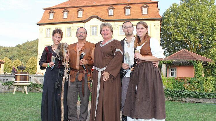 Auch wenn sie so aussehen: die Weigmanns aus Gleisenau (von links Gudrun, Fred und Sohn Marco) sowie die beiden Klugs aus Oberschwappach (Mitte Jutta und Tochter Franziska) bildeten keine Gruppe. Sie waren einfach nur Gäste - und sehr begeistert von der Historischen Zeitreise vor der eigenen Haustüre.