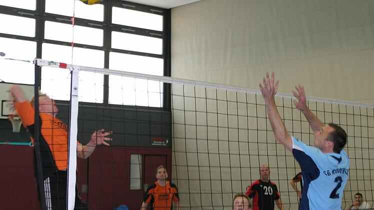 Edwin Hanke (links) setzt zu einem hart geschlagenen Angriffsball an, der zu einem Punktgewinn in der Partie gegen Rödental führt.