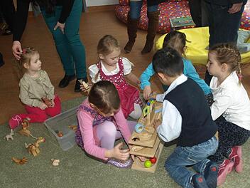 Der Kindergarten in Oerlenbach wurde um einen Krippenanbau für zwölf Mädchen und Buben erweitert. Hier können sich inzwischen die Kleinsten sehr wohl fühlen.  Foto: Stefan Geiger