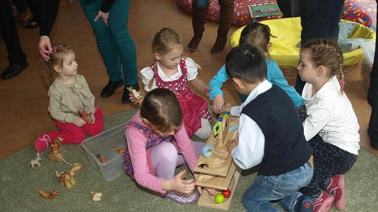 Der Kindergarten in Oerlenbach wurde um einen Krippenanbau für zwölf Mädchen und Buben erweitert. Hier können sich inzwischen die Kleinsten sehr wohl fühlen.  Foto: Stefan Geiger