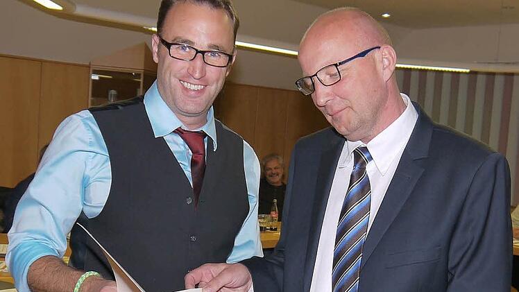 Markus Mönch (links) überreicht an Klaus Lippert die Dankurkunde des bayerischen Innenministeriums. Fotos: Berthold Köhler