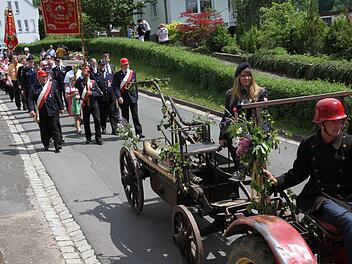 Die alte Feuerwehrspitze wurde mit einem Traktor gezogen. Sie durfte an die Spitze des Zuges. Foto: Mathias Erlwein