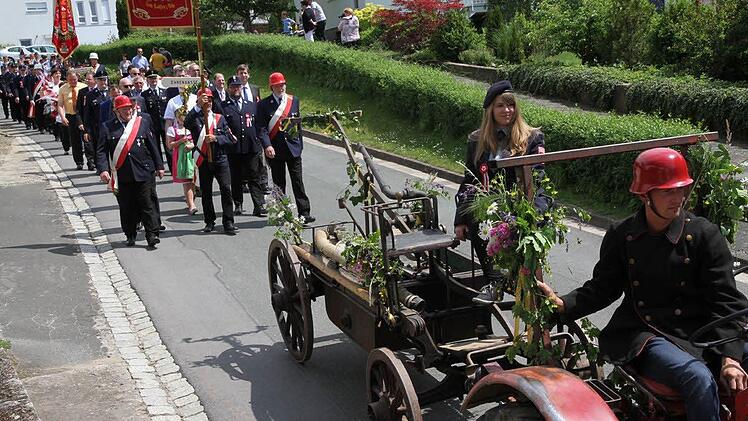 Die alte Feuerwehrspitze wurde mit einem Traktor gezogen. Sie durfte an die Spitze des Zuges. Foto: Mathias Erlwein