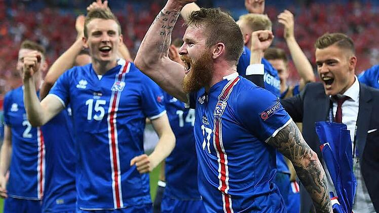 Die Erfolge der Fußballzwerge wie Island (im Bild Aron Gunnarsson nach dem Spiel gegen Österreich) fand Thilo Heiber besonders bemerkenswert.  Foto: Georgi Licovski/dpa