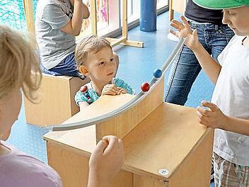 Bei einem Versuch von Galileo finden die Kinder heraus, was passiert, wenn zwei Kugeln aufeinander prallen. Foto: Tina Meier