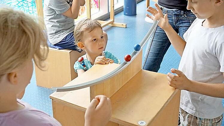 Bei einem Versuch von Galileo finden die Kinder heraus, was passiert, wenn zwei Kugeln aufeinander prallen. Foto: Tina Meier