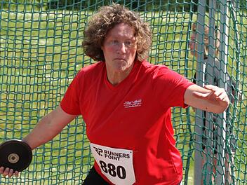 Martina Greithanner (TSV Münnerstadt) gewann bei den Deutschen Senioren-Meisterschaften in der Altersklasse der W-40 mit starken 42,35 Metern im Diskuswurf Bronze. Gold wurde es dann sogar im Kugelstoßen. Die Siegerweite: 12,16 Meter. Foto: Reinhold Nürnberger