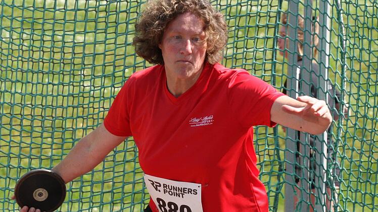 Martina Greithanner (TSV Münnerstadt) gewann bei den Deutschen Senioren-Meisterschaften in der Altersklasse der W-40 mit starken 42,35 Metern im Diskuswurf Bronze. Gold wurde es dann sogar im Kugelstoßen. Die Siegerweite: 12,16 Meter. Foto: Reinhold Nürnberger
