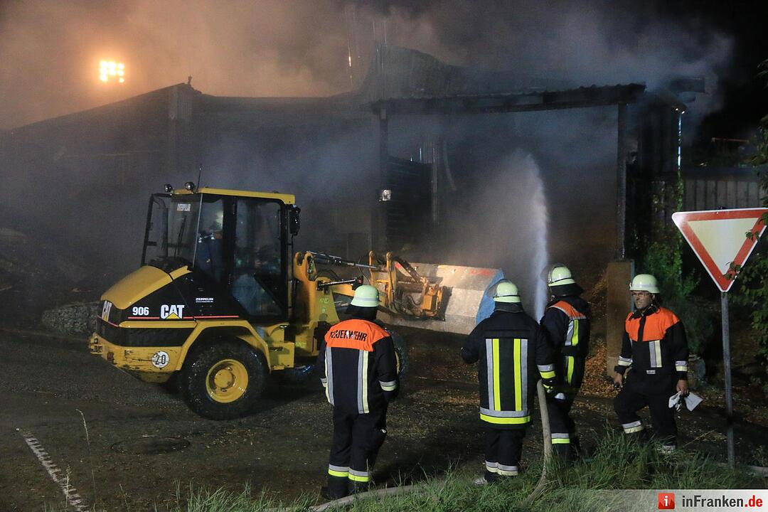 Grossbrand einer Hackschnitzelanlage - Flammen schlagen meterhoch in den Nachthimmel