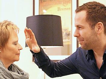 Nils Reineking (rechts), der Leiter des Carlo Faraday Instituts, hypnotisiert eine Patientin. Foto: privat